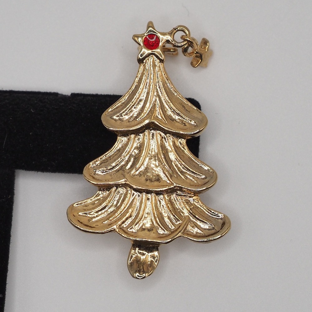 Vtg Christmas Tree Brooch Red Rhinestone Star Polished Gold Tone AAi Holiday Pin